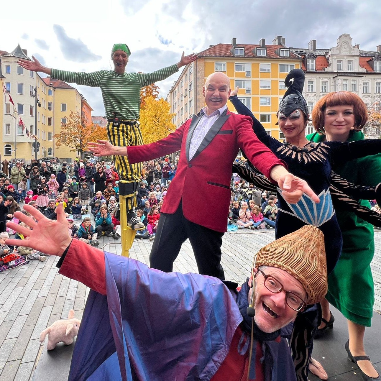 6 tolle Shows mit Deana und Holger (Duo Diagonal), Nicola Elze (Danza Furiosa) beim VerWunderLand in München. Danke!!! Es war Klasse mit Euch!

#foolpool #verwunderland #strassentheaterfüralle #theatervorderhaustür #varietevorderhaustür #danzafuriosa #danimisima #tonitoss #mrlopaper #mrmagic #zebrastelzentheater #duodiagonal